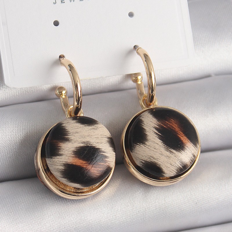 Pirinç Gold Renk Leopar Desenli Daire Model Kadın Küpe