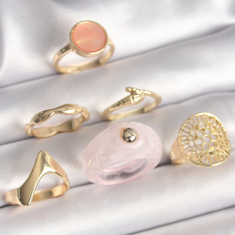 Pirinç Gold Renk Pembe Plastik Yüzük Model Daire Pembe Mine Yılan Detay 6'Lı Kadın Yüzük Seti Pirinç Gold Renk Pembe Plastik Yüzük Model Daire Pembe Mine Yılan Detay 6'Lı Kadın Yüzük Seti
