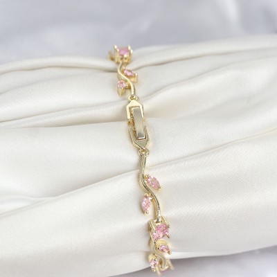 Pirinç Gold Renk Pembe Zirkon Taşlı Çiçek Model Kadın Bileklik Pirinç Gold Renk Pembe Zirkon Taşlı Çiçek Model Kadın Bileklik