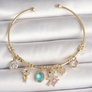 Pirinç Gold Renk Sallantı Zirkon Taşlı AYıcık Figür Kalp Detay Charm Kadın Bileklik Pirinç Gold Renk Sallantı Zirkon Taşlı AYıcık Figür Kalp Detay Charm Kadın Bileklik