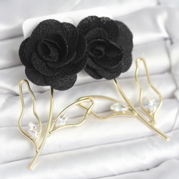 Pirinç Gold Renk Siyah Gül Model Kadın Küpe Pirinç Gold Renk Siyah Gül Model Kadın Küpe