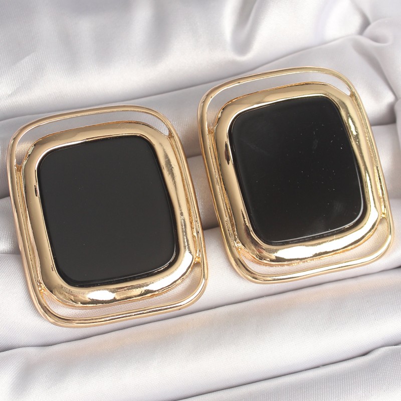 Pirinç Gold Renk Siyah Mineli Kare Model Kadın Küpe Pirinç Gold Renk Siyah Mineli Kare Model Kadın Küpe
