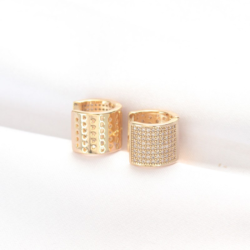 Pirinç Gold Renk Taşlı Minimal Küpe Pirinç Gold Renk Taşlı Minimal Küpe