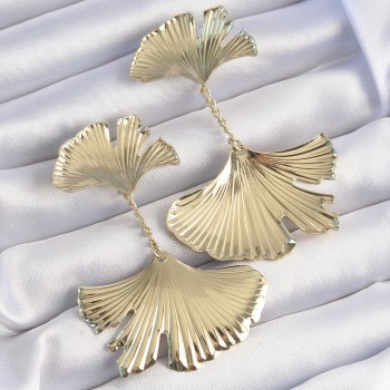 Pirinç Gold Renk Tırtıklı Yaprak Model Sallantılı Küpe Pirinç Gold Renk Tırtıklı Yaprak Model Sallantılı Küpe