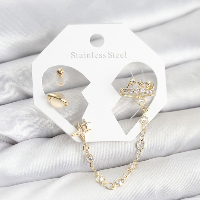 Pirinç Gold Renk Uzay Model Zincir Bağlantılı Ear Cuff Küpe Seti Pirinç Gold Renk Uzay Model Zincir Bağlantılı Ear Cuff Küpe Seti
