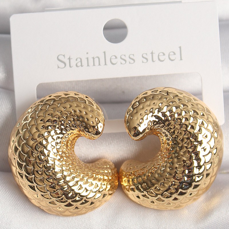 Pirinç Gold Renk Yılan Sırtı İşlemeli Yarım Halka Model Kadın Küpe Pirinç Gold Renk Yılan Sırtı İşlemeli Yarım Halka Model Kadın Küpe