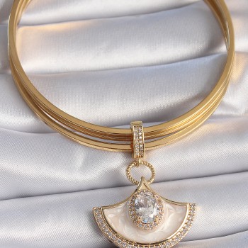 Pirinç Gold Renk Zirkon Taş Detaylı Beyaz Mineli Ajda Charm Pirinç Gold Renk Zirkon Taş Detaylı Beyaz Mineli Ajda Charm