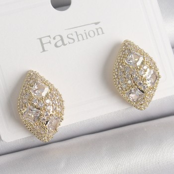 Pirinç Gold Renk Zirkon Taş İşlemeli Damla Model Kadın Küpe Pirinç Gold Renk Zirkon Taş İşlemeli Damla Model Kadın Küpe