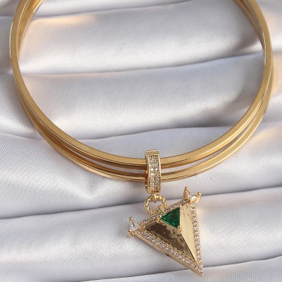 Pirinç Gold Renk Zirkon Taşlı 3D Üçgen Model Ajda Charm Pirinç Gold Renk Zirkon Taşlı 3D Üçgen Model Ajda Charm