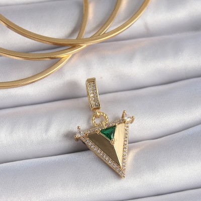 Pirinç Gold Renk Zirkon Taşlı 3D Üçgen Model Ajda Charm Pirinç Gold Renk Zirkon Taşlı 3D Üçgen Model Ajda Charm