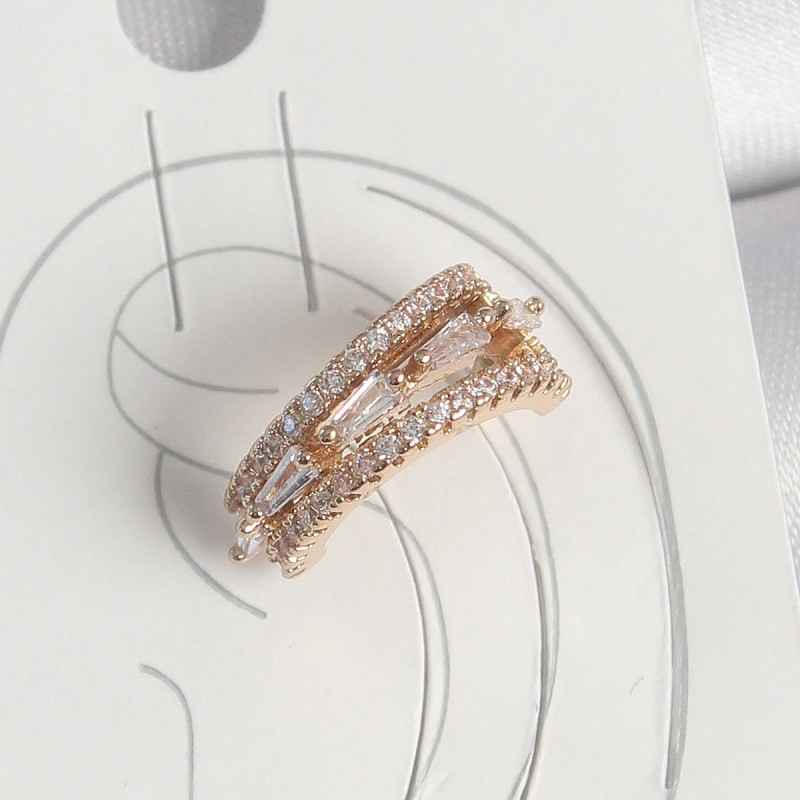 Pirinç Gold Renk Zirkon Taşlı 3'Lü Sıralı Model Kadın Kıkırdak Küpe Pirinç Gold Renk Zirkon Taşlı 3'Lü Sıralı Model Kadın Kıkırdak Küpe