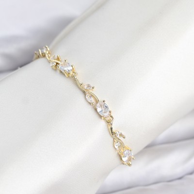 Pirinç Gold Renk Zirkon Taşlı Çiçek Model Kadın Bileklik Pirinç Gold Renk Zirkon Taşlı Çiçek Model Kadın Bileklik