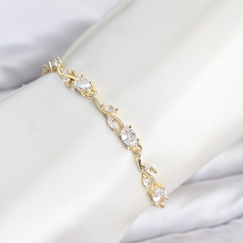 Pirinç Gold Renk Zirkon Taşlı Çiçek Model Kadın Bileklik Pirinç Gold Renk Zirkon Taşlı Çiçek Model Kadın Bileklik