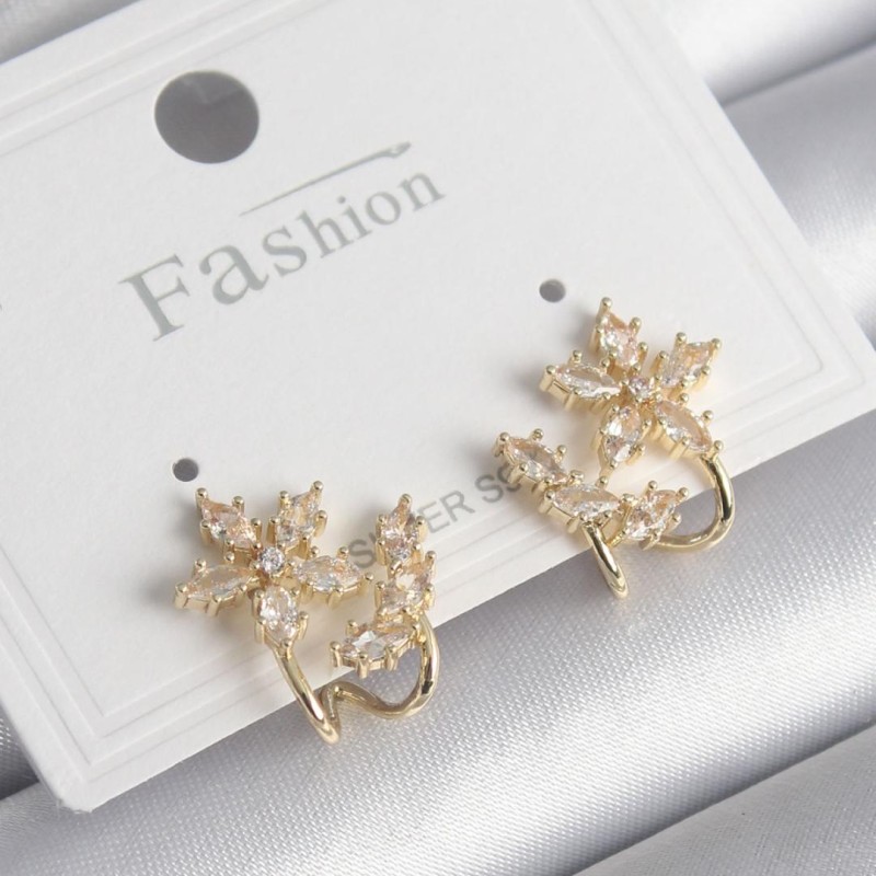 Pirinç Gold Renk Zirkon Taşlı Çiçek Model Kadın Küpe Pirinç Gold Renk Zirkon Taşlı Çiçek Model Kadın Küpe
