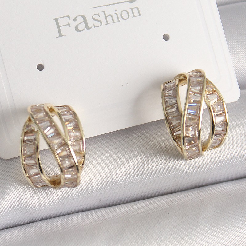 Pirinç Gold Renk Zirkon Taşlı Düğüm Halka Model Kadın Küpe Pirinç Gold Renk Zirkon Taşlı Düğüm Halka Model Kadın Küpe