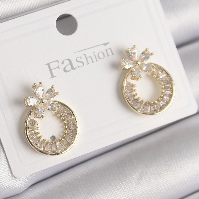 Pirinç Gold Renk Zirkon Taşlı Halka Model Çiçek Figür Kadın Küpe Pirinç Gold Renk Zirkon Taşlı Halka Model Çiçek Figür Kadın Küpe