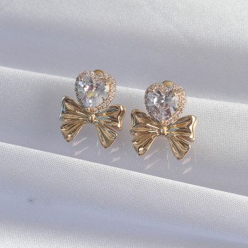 Pirinç Gold Renk Zirkon Taşlı Kalp Model Fiyonk Küpe Pirinç Gold Renk Zirkon Taşlı Kalp Model Fiyonk Küpe