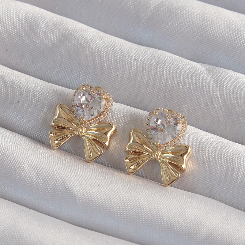 Pirinç Gold Renk Zirkon Taşlı Kalp Model Fiyonk Küpe Pirinç Gold Renk Zirkon Taşlı Kalp Model Fiyonk Küpe