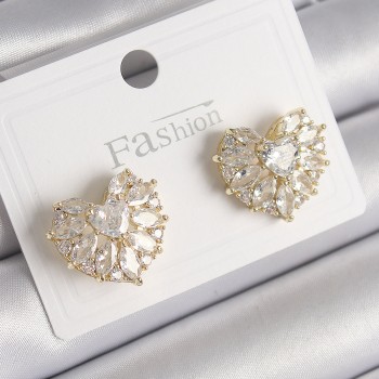 Pirinç Gold Renk Zirkon Taşlı Kalp Model Kadın Küpe