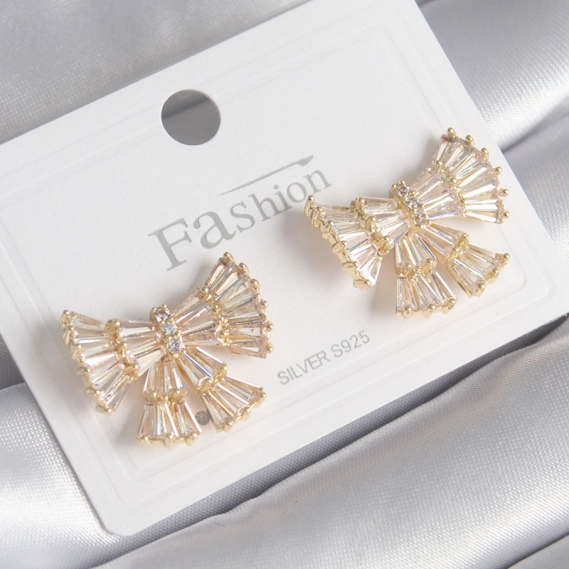 Pirinç Gold Renk Zirkon Taşlı Kurdele Model Kadın Küpe Pirinç Gold Renk Zirkon Taşlı Kurdele Model Kadın Küpe