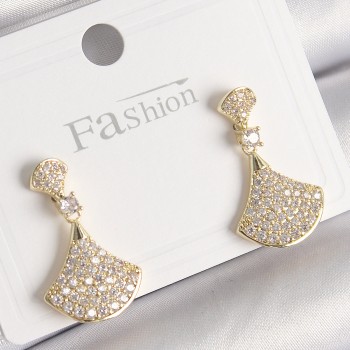 Pirinç Gold Renk Zirkon Taşlı Motif Model Kadın Küpe Pirinç Gold Renk Zirkon Taşlı Motif Model Kadın Küpe