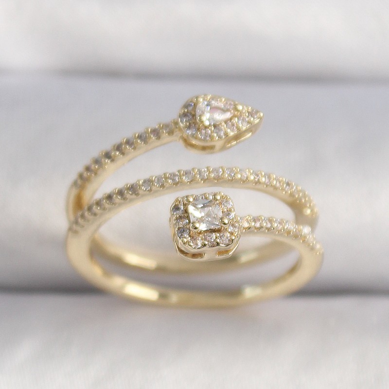 Pirinç Gold Renk Zirkon Taşlı Ok Model VIP Seri Kadın Yüzük Pirinç Gold Renk Zirkon Taşlı Ok Model VIP Seri Kadın Yüzük