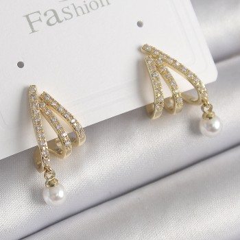Pirinç Gold Renk Zirkon Taşlı Pençe Model İnci Detay Kadın Küpe Pirinç Gold Renk Zirkon Taşlı Pençe Model İnci Detay Kadın Küpe