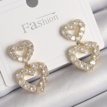 Pirinç Gold Renk Zirkon Taşlı Sallantı Kalp Model Kadın Küpe Pirinç Gold Renk Zirkon Taşlı Sallantı Kalp Model Kadın Küpe