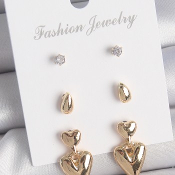 Pirinç Gold Renk Zirkon Taşlı Sallantılı Kalp Model 3 Çift Kadın Küpe Seti Pirinç Gold Renk Zirkon Taşlı Sallantılı Kalp Model 3 Çift Kadın Küpe Seti