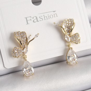 Pirinç Gold Renk Zirkon Taşlı Turna Kuşu Model Sallantı Detay Kadın Küpe Pirinç Gold Renk Zirkon Taşlı Turna Kuşu Model Sallantı Detay Kadın Küpe