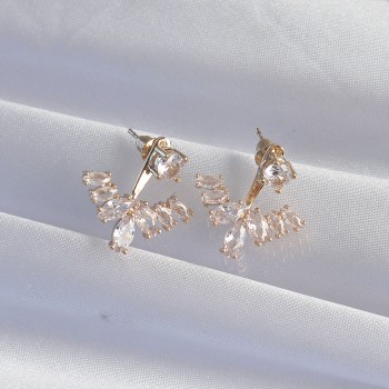 Pirinç Gold Renk Zirkon Taşlı V Model Küpe Pirinç Gold Renk Zirkon Taşlı V Model Küpe