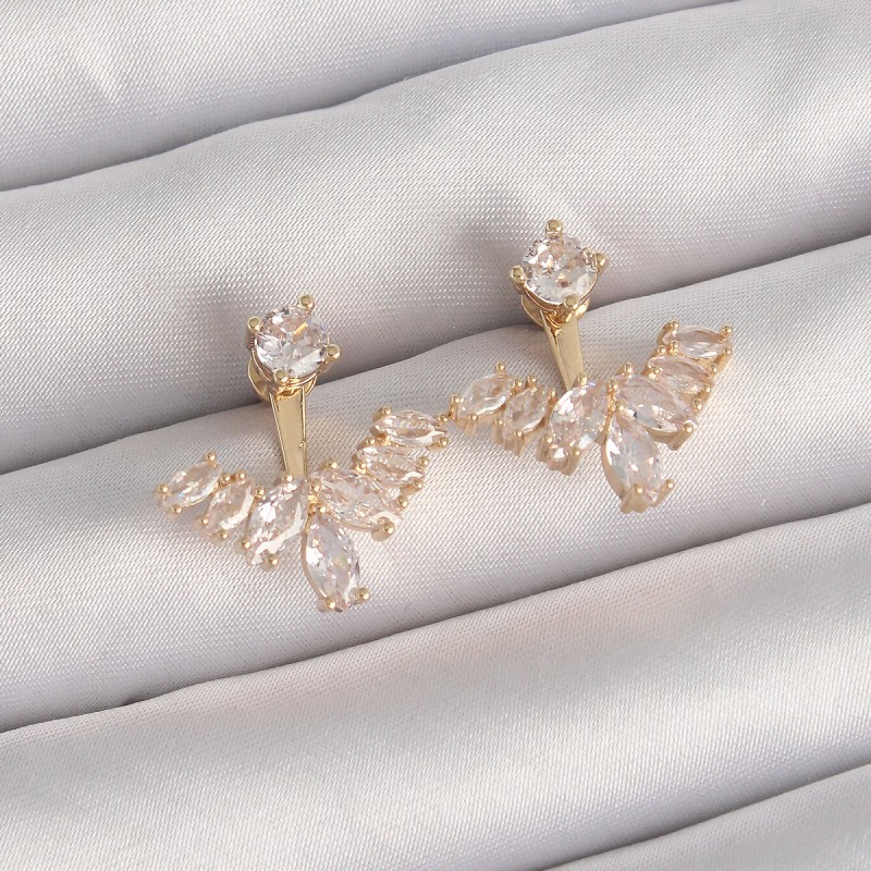 Pirinç Gold Renk Zirkon Taşlı V Model Küpe Pirinç Gold Renk Zirkon Taşlı V Model Küpe