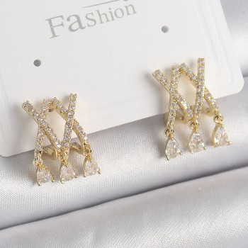 Pirinç Gold Renk Zirkon Taşlı X Model Sallantı Detay Kadın Küpe Pirinç Gold Renk Zirkon Taşlı X Model Sallantı Detay Kadın Küpe