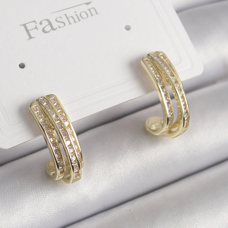 Pirinç Gold Renk Zirkon Taşlı Yarım Halka Model Kadın Küpe Pirinç Gold Renk Zirkon Taşlı Yarım Halka Model Kadın Küpe