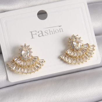 Pirinç Gold Renk Zirkon Taşlı Yelpaze Model Kadın Küpe Pirinç Gold Renk Zirkon Taşlı Yelpaze Model Kadın Küpe