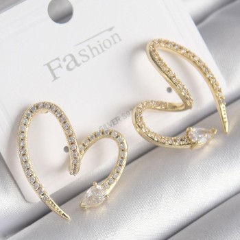 Pirinç Gold Renk Zirkon Taşlı Yılan Kalp Model Kadın Küpe Pirinç Gold Renk Zirkon Taşlı Yılan Kalp Model Kadın Küpe