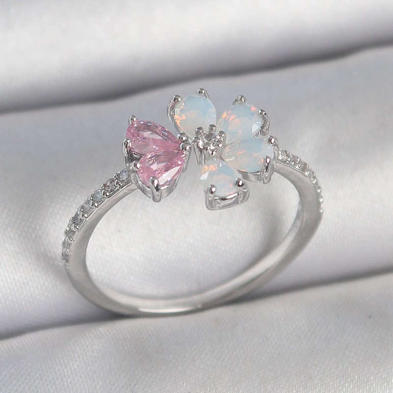 Pirinç Gümüş Renk Beyaz Mineli Pembe Zirkon Taşlı Çiçek Model Kadın Yüzük Pirinç Gümüş Renk Beyaz Mineli Pembe Zirkon Taşlı Çiçek Model Kadın Yüzük
