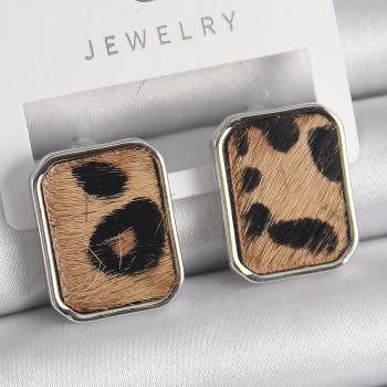 Pirinç Gümüş Renk Leopar Desenli Kare Model Kadın Küpe Pirinç Gümüş Renk Leopar Desenli Kare Model Kadın Küpe