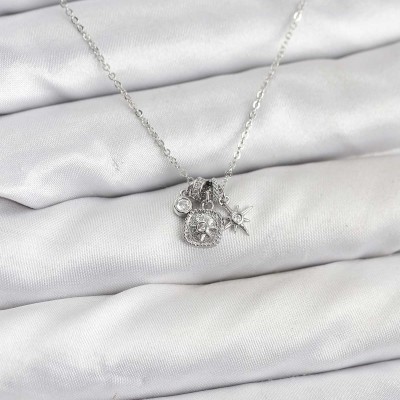 Pirinç Gümüş Renk Minimal Charmlı Kadın Kolye Pirinç Gümüş Renk Minimal Charmlı Kadın Kolye