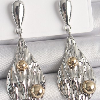 Pirinç Gümüş Renk Sallantı Damla Model Gold Topçuk Detay Kadın Küpe Pirinç Gümüş Renk Sallantı Damla Model Gold Topçuk Detay Kadın Küpe