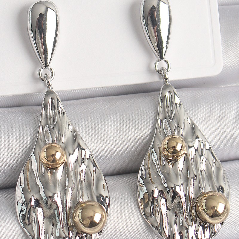 Pirinç Gümüş Renk Sallantı Damla Model Gold Topçuk Detay Kadın Küpe Pirinç Gümüş Renk Sallantı Damla Model Gold Topçuk Detay Kadın Küpe