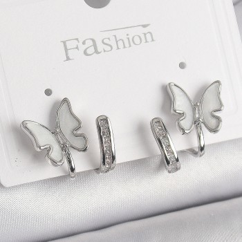 Pirinç Gümüş Renk Zirkon Taş Detaylı Beyaz Sedefli Kelebek Model Kadın Küpe Pirinç Gümüş Renk Zirkon Taş Detaylı Beyaz Sedefli Kelebek Model Kadın Küpe