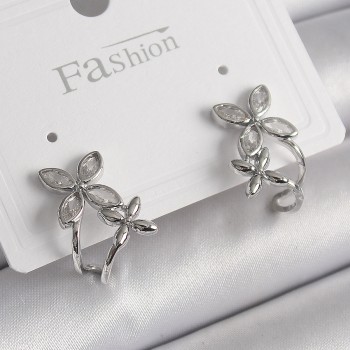 Pirinç Gümüş Renk Zirkon Taşlı 2'Li Çiçek Model Kadın Küpe Pirinç Gümüş Renk Zirkon Taşlı 2'Li Çiçek Model Kadın Küpe