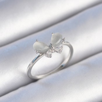 Pirinç Gümüş Renk Zirkon Taşlı Beyaz Mineli Kelebek Model Kadın Yüzük Pirinç Gümüş Renk Zirkon Taşlı Beyaz Mineli Kelebek Model Kadın Yüzük