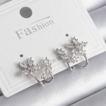 Pirinç Gümüş Renk Zirkon Taşlı Çiçek Model Kadın Küpe Pirinç Gümüş Renk Zirkon Taşlı Çiçek Model Kadın Küpe