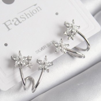 Pirinç Gümüş Renk Zirkon Taşlı Çiçek Model Kadın Küpe Pirinç Gümüş Renk Zirkon Taşlı Çiçek Model Kadın Küpe