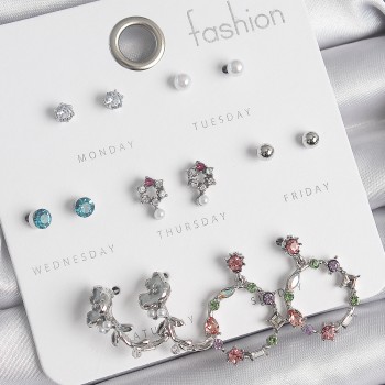 Pirinç Gümüş Renk Zirkon Taşlı Gül Figür Halka Model 7 Çift Kadın Küpe Seti Pirinç Gümüş Renk Zirkon Taşlı Gül Figür Halka Model 7 Çift Kadın Küpe Seti
