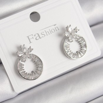 Pirinç Gümüş Renk Zirkon Taşlı Halka Model Çiçek Figür Kadın Küpe Pirinç Gümüş Renk Zirkon Taşlı Halka Model Çiçek Figür Kadın Küpe