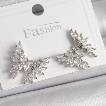 Pirinç Gümüş Renk Zirkon Taşlı Kelebek Model Kadın Küpe