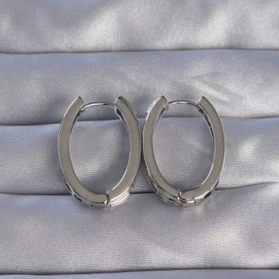 Pirinç Gümüş Renk Zirkon Taşlı Oval Model Küpe Pirinç Gümüş Renk Zirkon Taşlı Oval Model Küpe